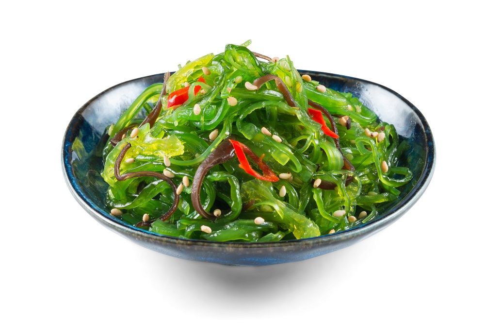 Schüssel mit Wakame Algensalat, Sesam und Chili